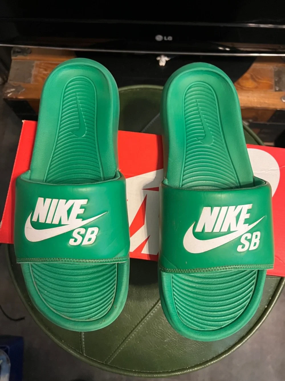 NIKE SB VICTORI ONE SLIDES LUCKY GREEN/WHITE SIZE 10